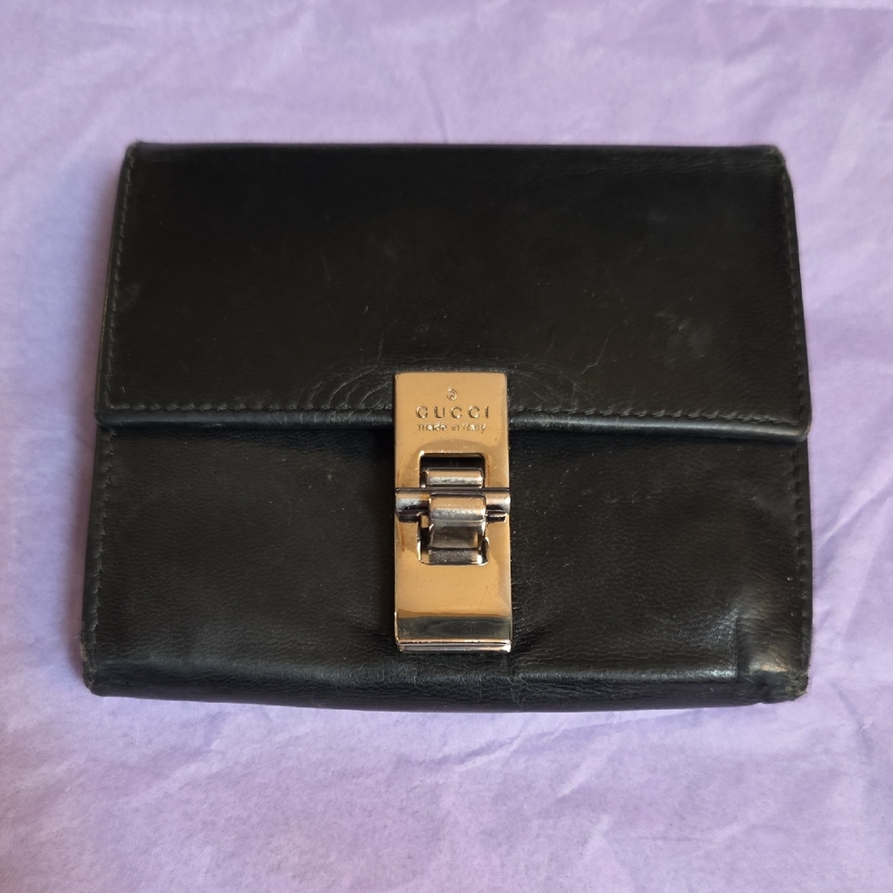 Vintage Gucci Black Leather Compact Wallet Featuring Silver-toned Hardware